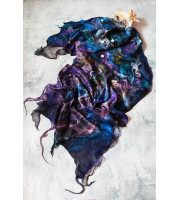 Large shawl of a blue shade